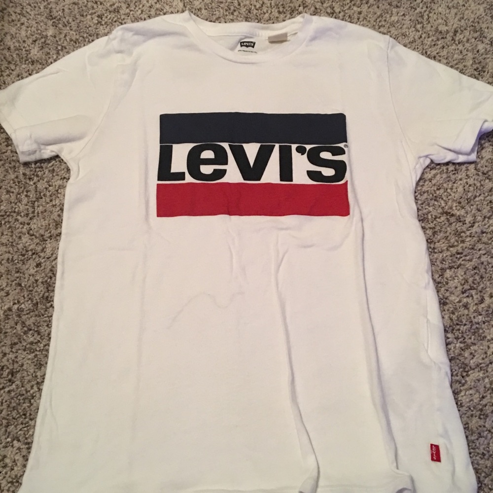 White Levi’s tee